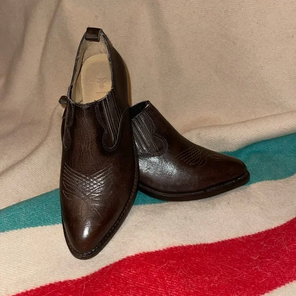Frye Women’s size 7 cowboy Boots. Heeled. Ankle height Elastic sides. Br leather - Picture 11 of 11